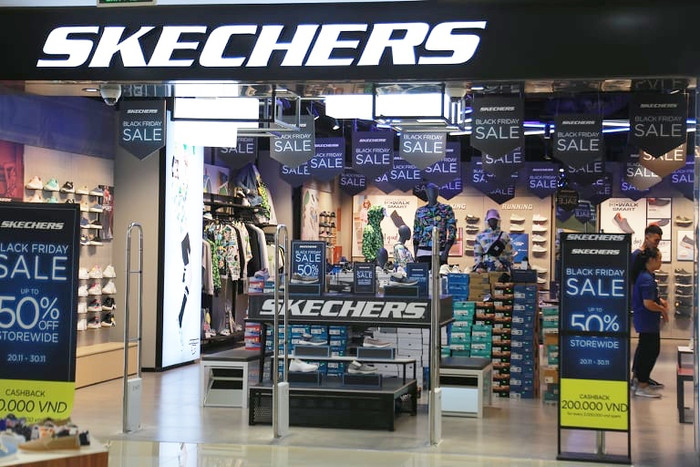 Nhiều cửa hàng hàng hiệu tại Trung tâm thương mại Vincom Bà Triệu lượng người mua thưa thớt mặc dù các cửa hàng treo biển sale sâu.