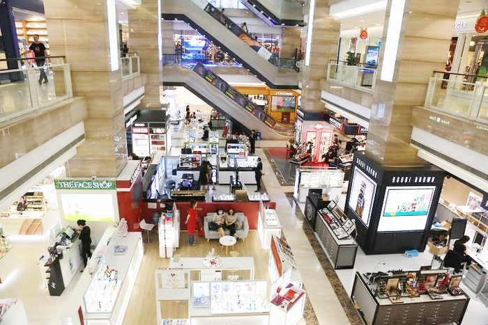 Các quầy hàng tại trung tâm vắng người mua.