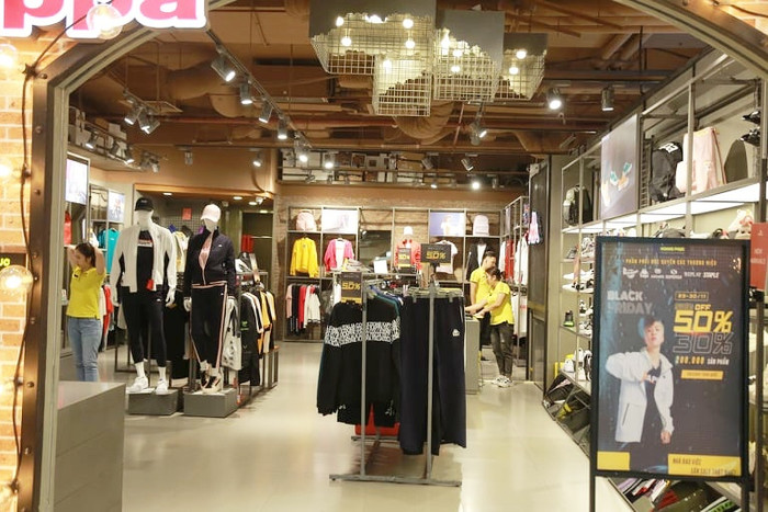 Sáng ngày 27/11, hàng loạt các TTTM, cửa hàng kinh doanh ở Hà Nội đồng loạt treo biển giảm giá 'sốc' đối với nhiều mặt hàng nhằm kích cầu mua sắm.