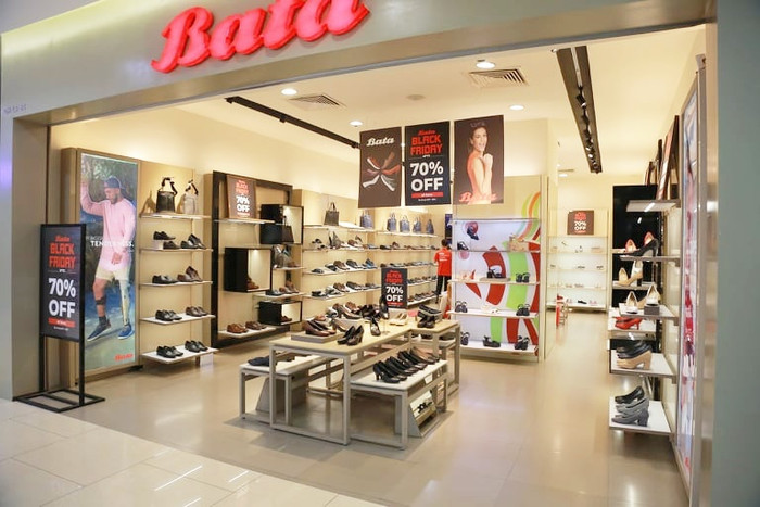 Black Friday năm nay rơi vào ngày 27/11, nhiều cửa hàng tại Hà Nội hưởng ứng bằng những chương trình giảm giá hấp dẫn để thu hút người tiêu dùng.&nbsp;Đây là cơ hội cho khách hàng mua những món đồ thương hiệu với giá bình dân.