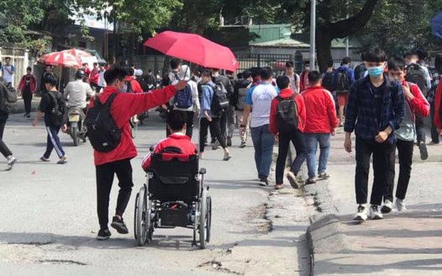 Nam sinh 10 năm được bạn cõng đến trường cùng 'người bạn mới' tại ĐH Bách Khoa khiến nhiều người ấm lòng Ảnh 2