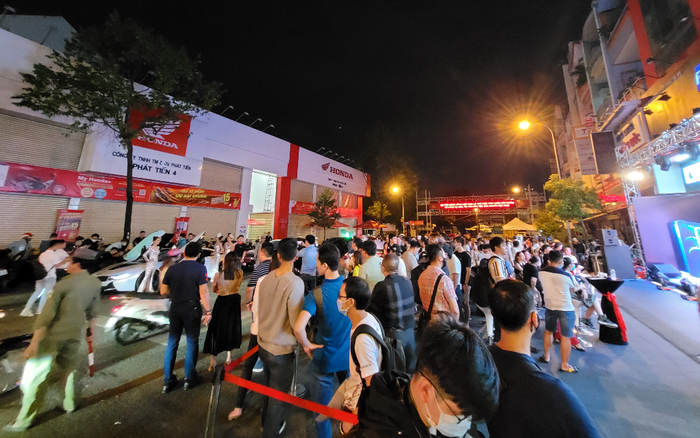 Người hâm mộ Apple xếp hàng cả đêm đợi mua iPhone 12 tại Việt Nam Ảnh 2