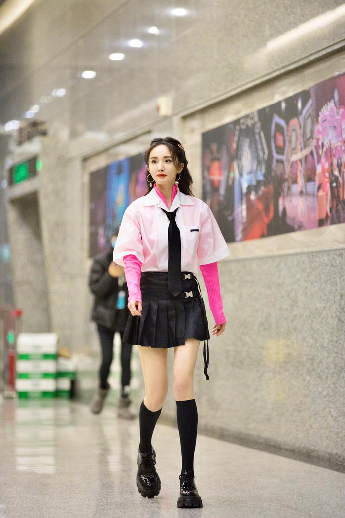 Trong buổi quay hình cách đây không lâu, dân tình khen nức nở trước diện mạo như nữ sinh khi cô diện trang phục áo sơ mi cùng chân váy xếp ly 