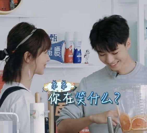 Vương Tuấn Khải cười khi nhìn Dương Tử
