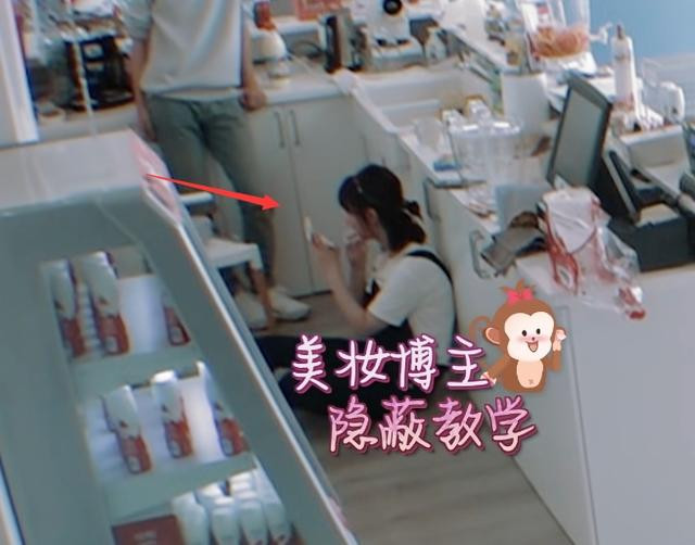 ...rồi nhìn cô chị làm lại lớp makeup