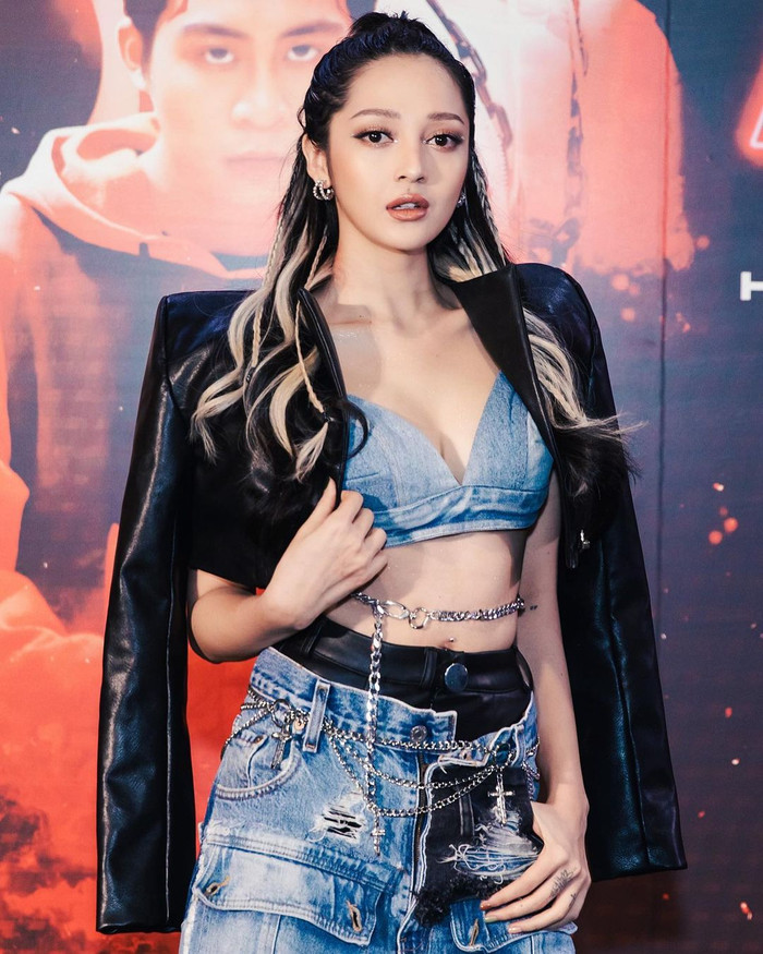 Bảo Anh trông cực kỳ thú vị với set đồ táo bạo. Ngoài ra, cách móc line tóc màu sắc cũng góp phần tạo nên tổng thể phù hợp. 