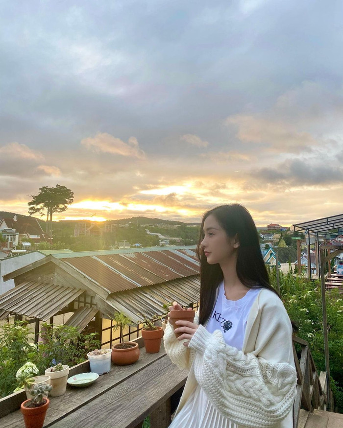 Áo khoác len chất liệu dày dặn góp phần giúp Jun Vũ trông đầy đặn hơn. 