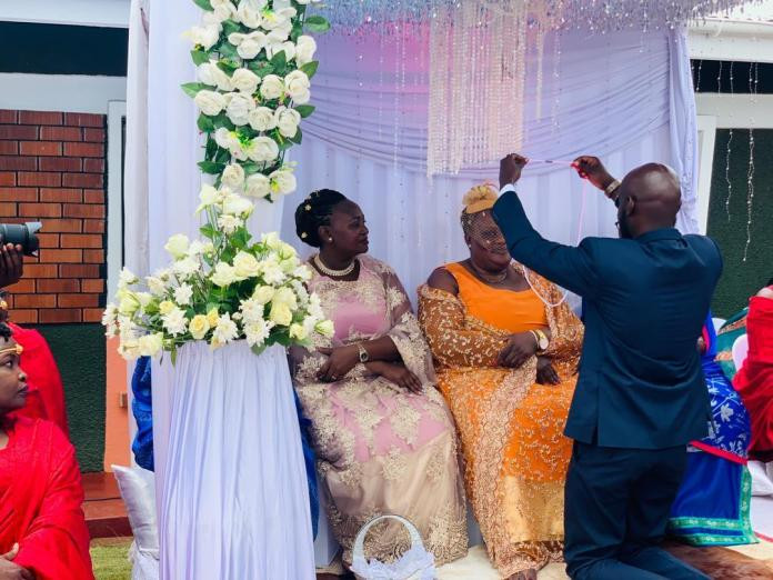 Công chúa Ruth Cox lên xe hoa lần thứ 2 khi đã 62 tuổi.