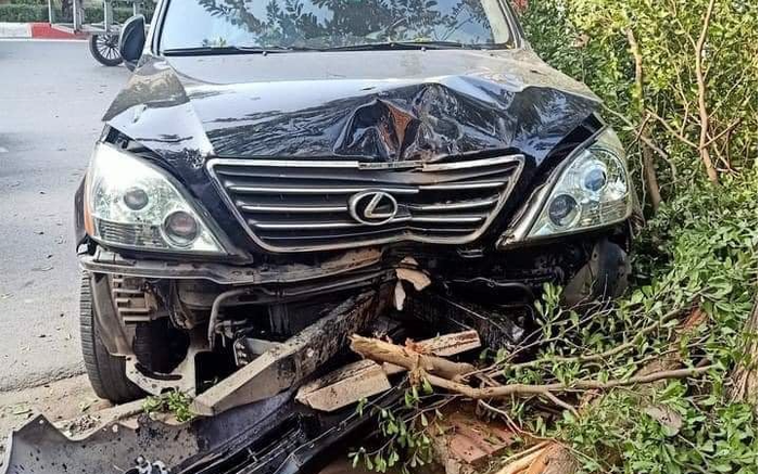 Xe sang Lexus mất lái tông gãy cây có đường kính hơn 20cm, nhiều người đi đường khiếp vía Ảnh 2