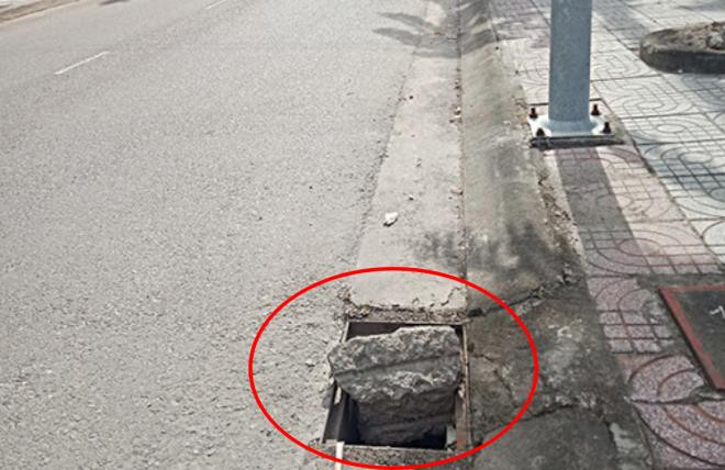 Người đàn ông trộm 50 nắp cống chắn rác bán phế liệu lấy tiền tiêu xài Ảnh 1