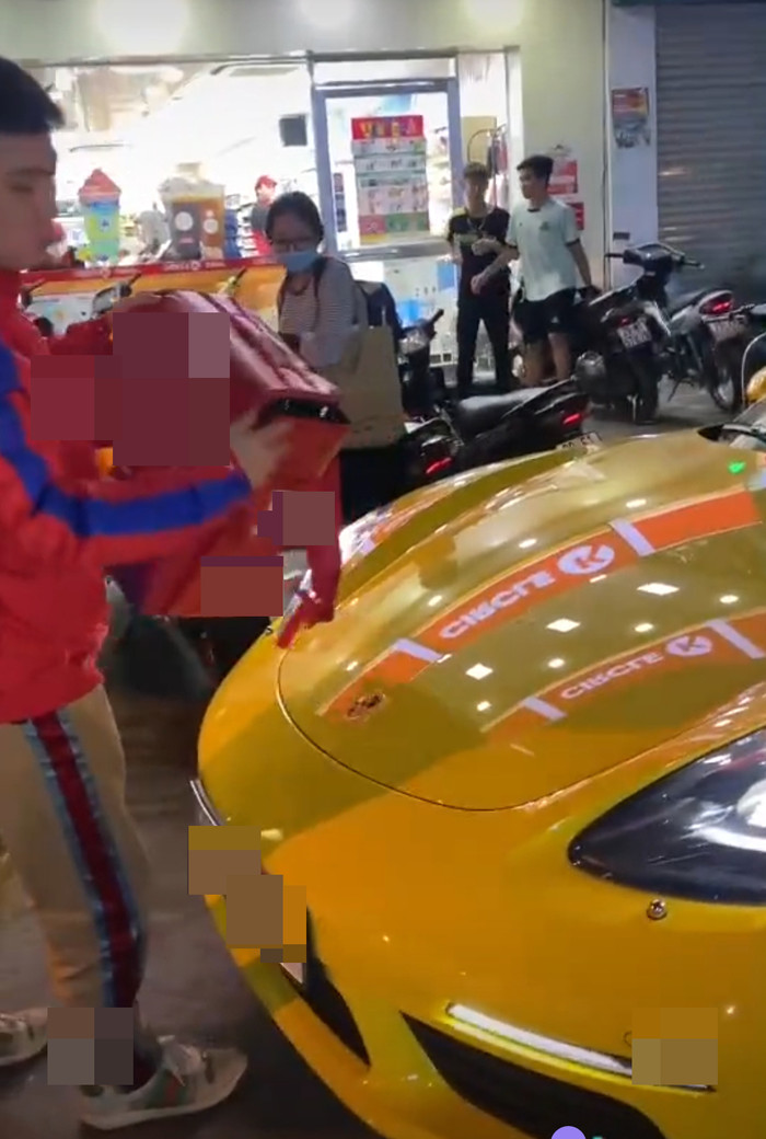 Anh chàng dừng xe trước một cửa hàng để mua nước cho khách