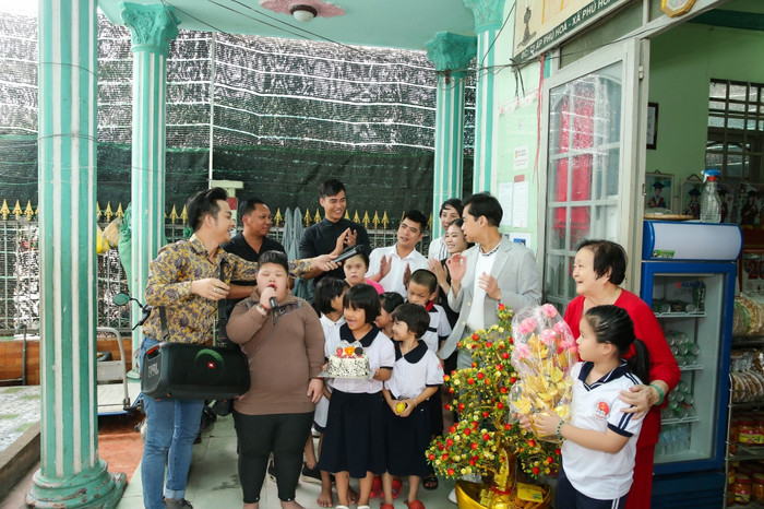 Ngọc Sơn hạnh phúc đón sinh nhật tuổi 52 bên mẹ và người thân Ảnh 5