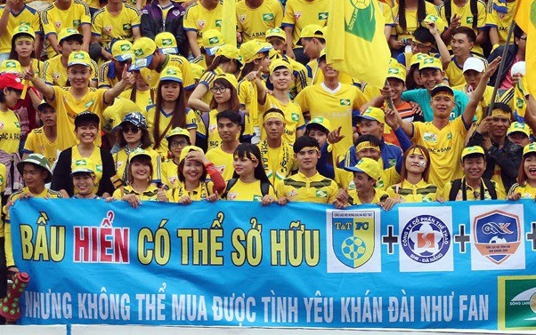 Tại sao bầu Hiển bỏ nhiều tiền làm bóng đá nhưng khán giả hay chửi trên khán đài? Ảnh 2