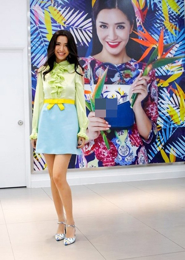 Bích Phương cũng từng bị 'điểm mặt' với set đồ phối hai màu rực rỡ. Cô nàng sử dụng giày họa tiết làm bộ cánh thêm quá nhiều điểm nhấn. 