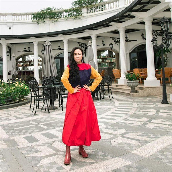 Bộ cánh mang tông màu quá nổi, kèm thêm kiểu dáng lạ mắt không đem lại hiệu quả tích cực về phần nhìn cho Phượng Chanel, nổi thì có nổi nhưng đẹp thì cần suy nghĩ. 