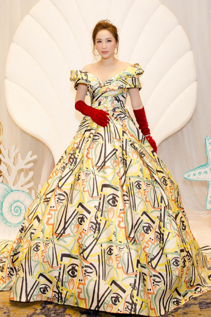 Đôi bao tay đỏ chóe vô tình làm phá đi tổng thể bộ cánh mà Phí Phương Anh đang diện. 