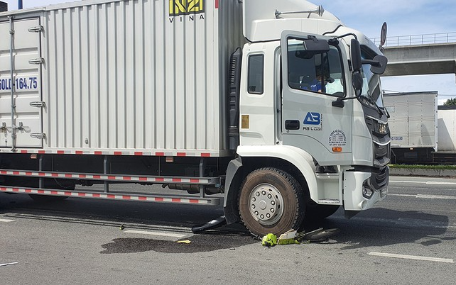 Ô tô tải ôm cua cán nát xe máy, cô gái gãy chân đau đớn la hét kêu cứu Ảnh 2