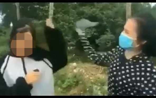 Đình chỉ học 1 tuần đối với nữ sinh dùng mũ bảo hiểm đánh liên tiếp vào đầu bạn học Ảnh 2