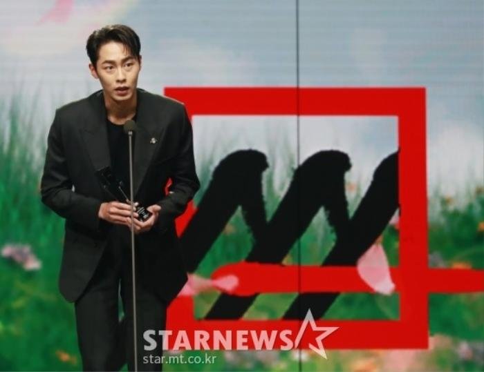 Kết quả 'AAA 2020': Kim Soo Hyun thắng Daesang, Lee Jun Ki - Seo Ye Ji nhận 2 giải lớn! Ảnh 4