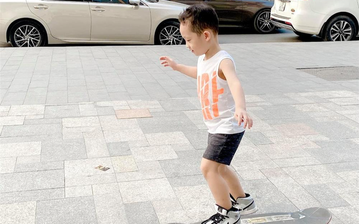 Vẻ ngoài khí chất của con trai Ly Kute khiến dân mạng xuýt xoa: 'Tất cả là nhờ mẹ' Ảnh 2