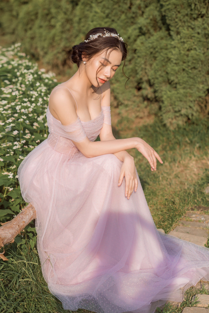 Mới đây, bộ ảnh của Thùy Linh nhận được chú ý của cộng đồng nhờ vẻ ngoài xinh đẹp “tựa công chúa”.
