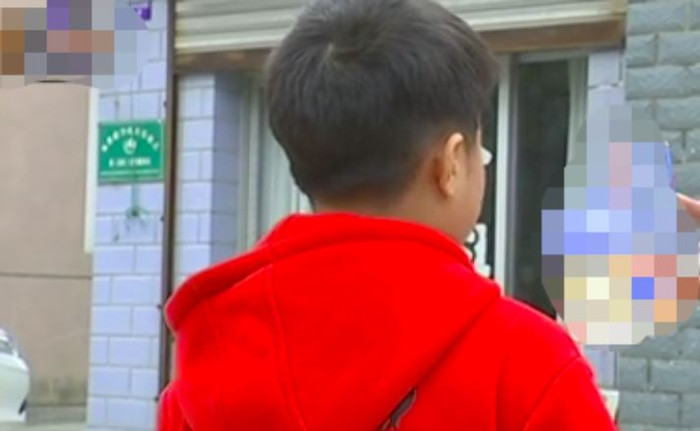 Cậu bé Hào Hào bị cô giáo đánh. 