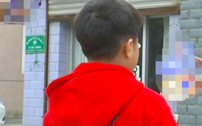 Con trai bị tát in hằn 5 ngón tay trên mặt, lời giải thích của cô giáo càng phẫn nộ hơn Ảnh 2