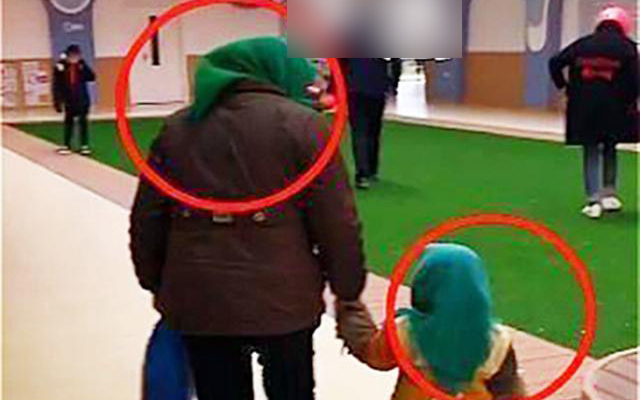 Cô bé được ngoại đưa đến lớp, bạn bè vừa nhìn thấy đã cười phá lên, cô giáo ghé tai bà nhắc nhẹ điều này Ảnh 2