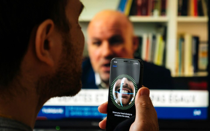 Vì sao Apple tình nguyện đưa những chiếc iPhone kém bảo mật cho hacker? Ảnh 2