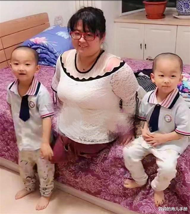 Lữ Quyên bên cạnh 2 con trai.