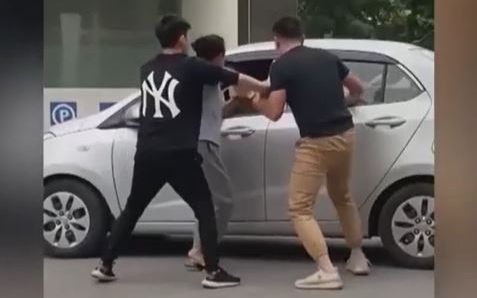 Đặt chuyến rồi hủy, tài xế xe công nghệ và hành khách lao vào đánh nhau Ảnh 2