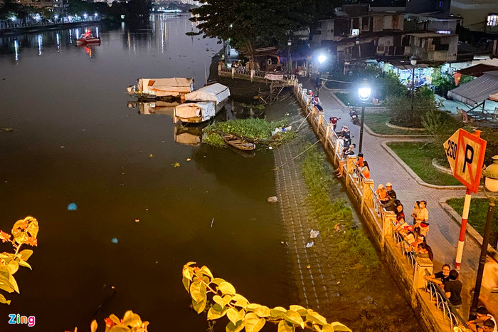 Mâu thuẫn tại quán nhậu, vợ bất ngờ nhảy xuống kênh Thanh Đa, chồng liền lao ra nhảy theo Ảnh 1