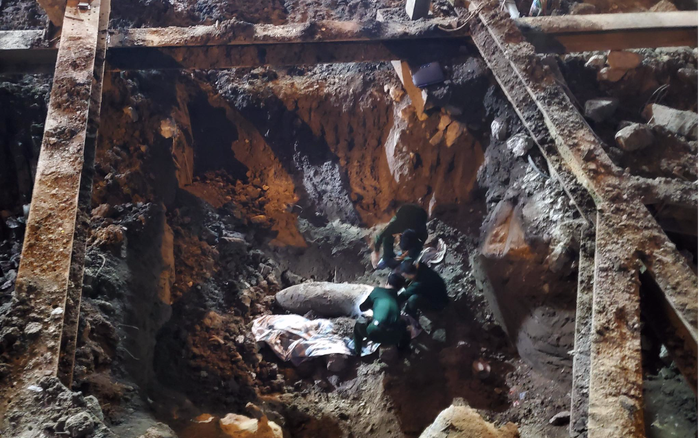 Di dời thành công quả bom nặng 340kg còn nguyên 2 ngòi nổ ở phố Cửa Bắc ngay trong đêm Ảnh 2