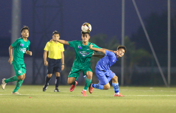 Học viện Nutifood (xanh lá) thắng 9-0 trước U17 TPHCM.