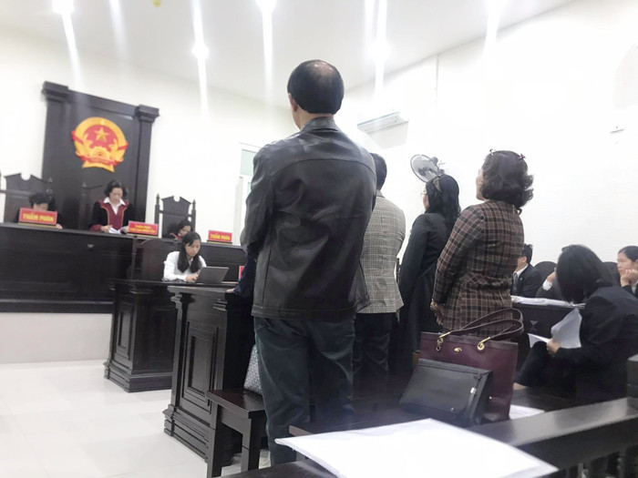 Nguyên đơn và bị đơn đứng nghe phán quyết của HĐXX.