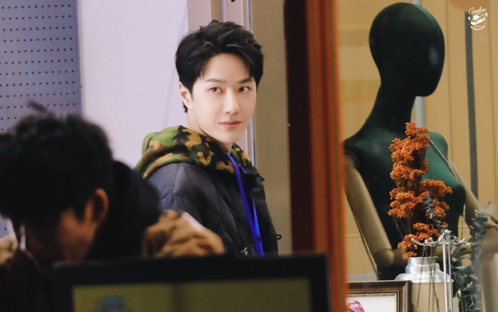 Vương Nhất Bác bán hàng với thái độ không cần khách nhưng vẫn 'đắt như tôm tươi' Ảnh 2