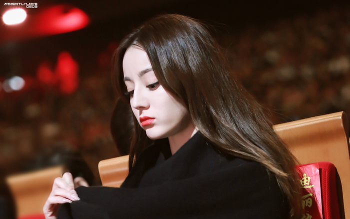 Có một Địch Lệ Nhiệt Ba 'ấu trĩ', trẻ con nhưng vẫn được fan thích Ảnh 2