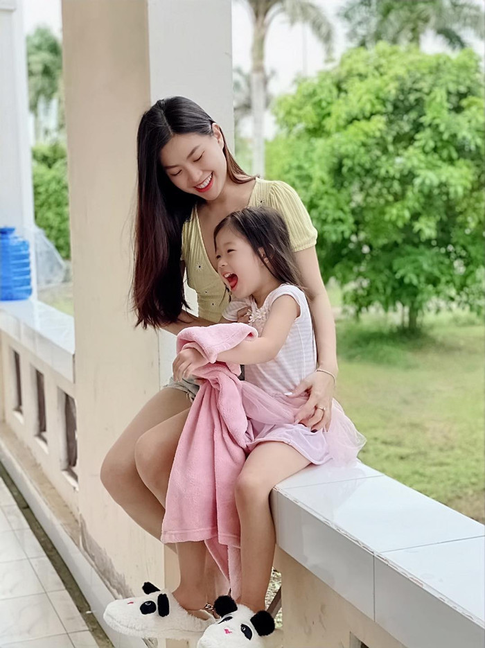 Con gái Julia của nàng Hậu nhanh chóng thích nghi với cuộc sống tại doanh trại quân đội, không quấy khóc hay làm nũng bố mẹ.