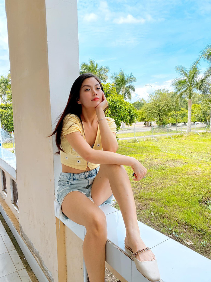 Á hậu cho biết điều kiện ở khu cách ly tốt hơn cô nghĩ. Cả gia đình ba người được sắp xếp ở phòng riêng với hai giường ngủ, tivi, mỗi ngày có người phát cơm và đo nhiệt độ tại phòng