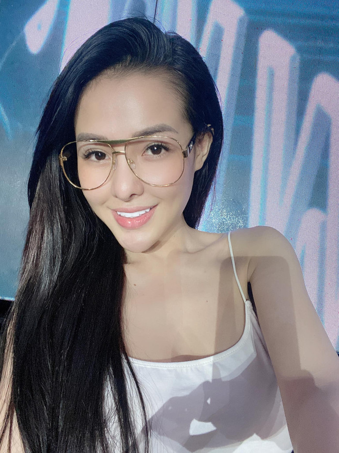 Bên cạnh việc ăn diện kín đáo thì dân tình cũng mong muốn được nhìn thấy Ngân 98 trang điểm nhẹ nhàng khoe nhan sắc mộc mạc như thế này