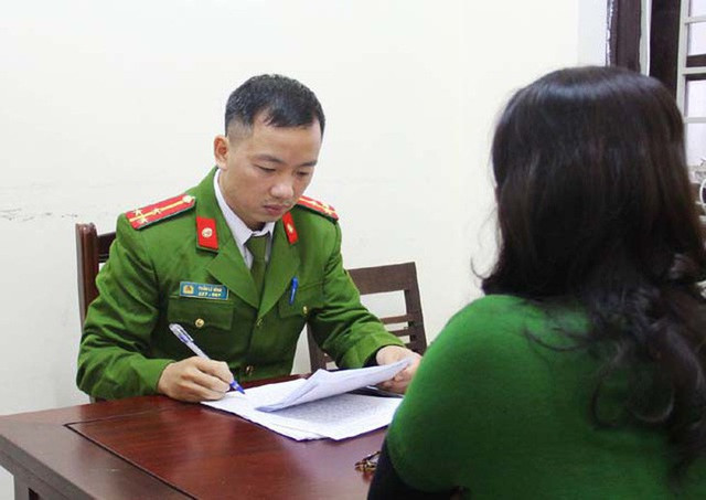 Cán bộ điều tra Đội 6, Phòng CSHS Công an Nghệ An lấy lời khai một nạn nhân bị lừa đảo qua điện thoại. 
