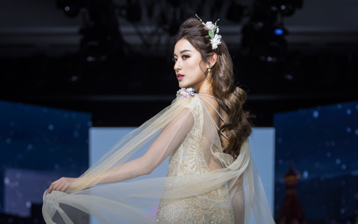 Á hậu Huyền My lộng lẫy như nữ thần, thả dáng đài các trên sàn runway Ảnh 2