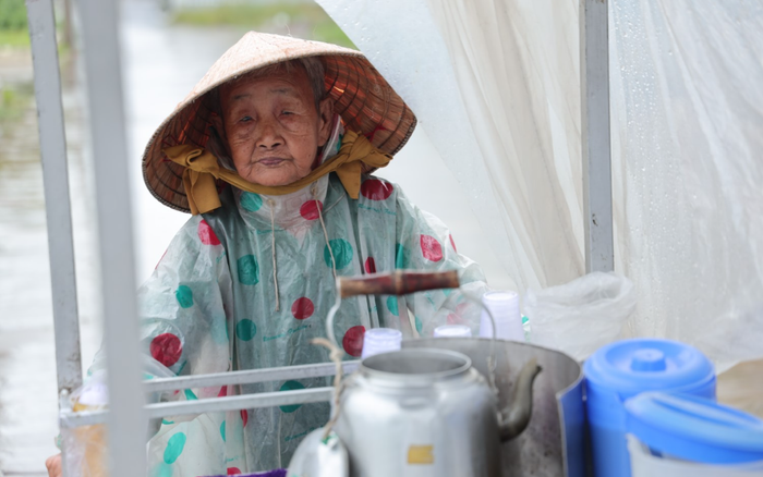 Cảm thương hoàn cảnh khó khăn của cụ bà U90 một mình nuôi 3 cháu mồ côi, còng lưng đẩy xe tàu hũ mưu sinh Ảnh 2