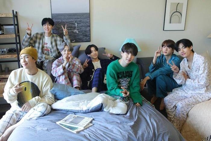 Loạt tin vui từ BTS: 'Life Goes On' #1 Billboard's Hot 100, MV 'Mic Drop' đạt 800 triệu lượt xem Ảnh 1