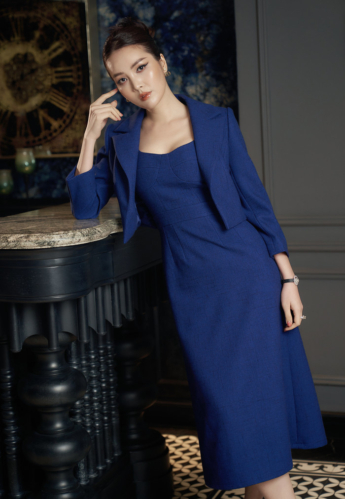 Dáng váy cocktail màu xanh dương xuyệt tông với kiểu áo cardigan vừa nữ tính lại thanh lịch 