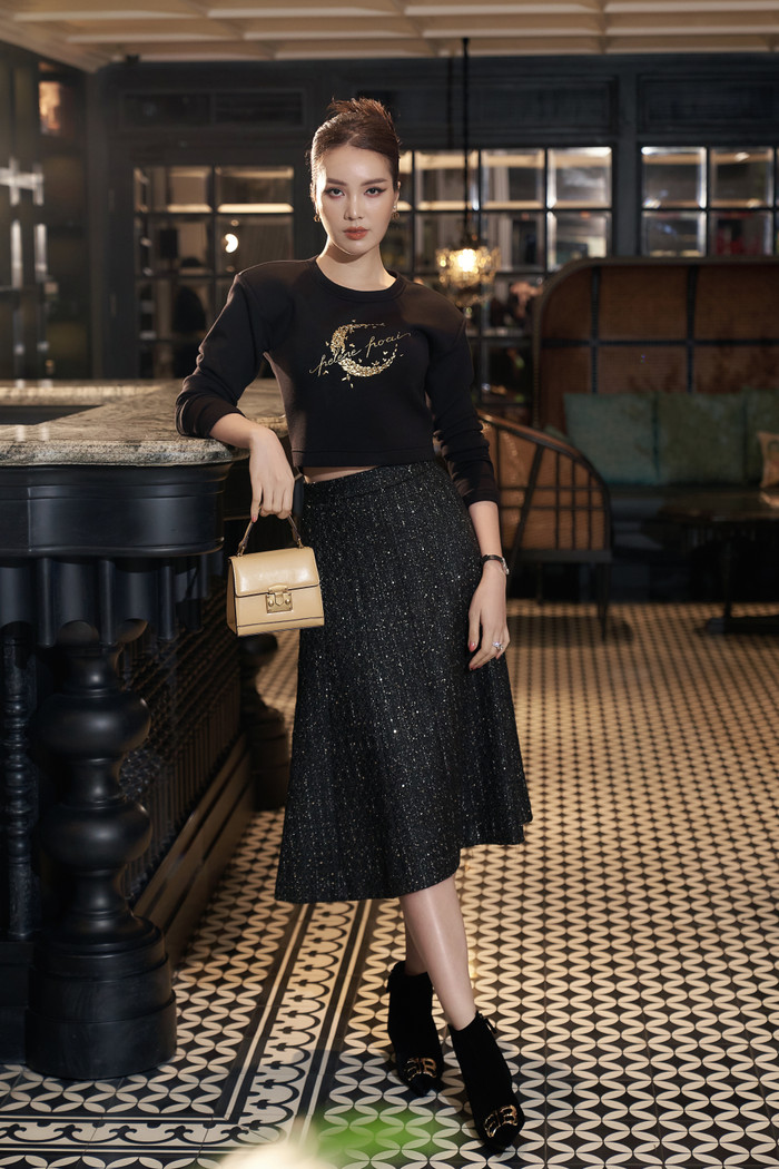 Trang phục Thu/Đông ra phố với set đồ áo tay dài cùng váy tweed lấp lánh giữ ấm cho cơ thể trong những ngày trở lạnh 