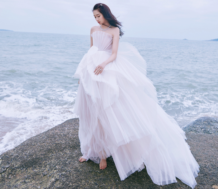 Fan Quan Hiểu Đồng chê bai khi màu váy của cô và máu nước biển chẳng khác gì nhau khiến bức ảnh trông rất nhạt nhòa.