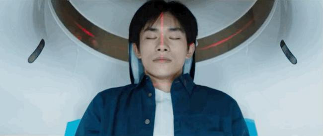 Nam chính cùng cha mẹ đến bệnh viện kiểm tra tình hình của bệnh