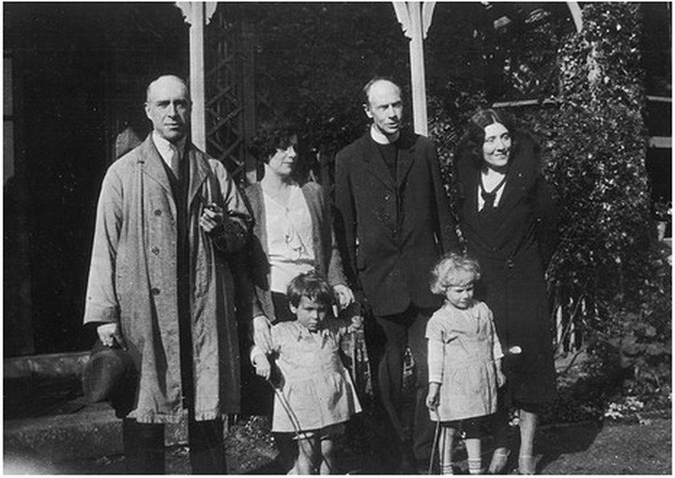 Harry Price (ngoài cùng bên trái) và gia đình Lionel.