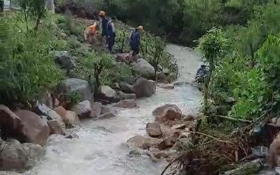 Cha và 2 con nhỏ bị lũ cuốn trôi, tử vong thương tâm Ảnh 2